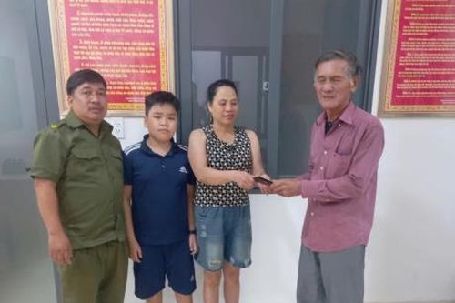 Nhặt được của rơi, cháu bé đem đến Công an xã giao nộp