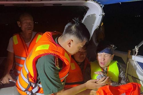 Cứu nạn thành công 20 người dân bị lật bè nuôi hà trên biển