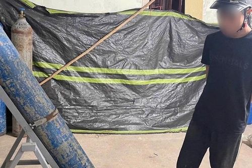 Phát hiện gã trai cung cấp 'khí cười' trái phép