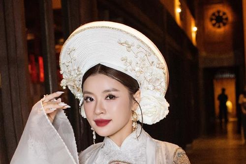 Sao Mai Nguyễn Thu Hằng biến hóa với tạo hình áo dài độc đáo trên sân khấu