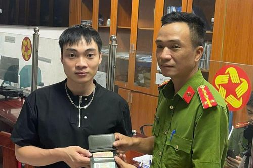 Công an phường Ngọc Hà trả lại ví cho người đánh rơi