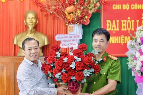 Lãnh đạo phường Diên Hồng thăm, chúc mừng Công an nhân dân nhân ngày truyền thống 19/8