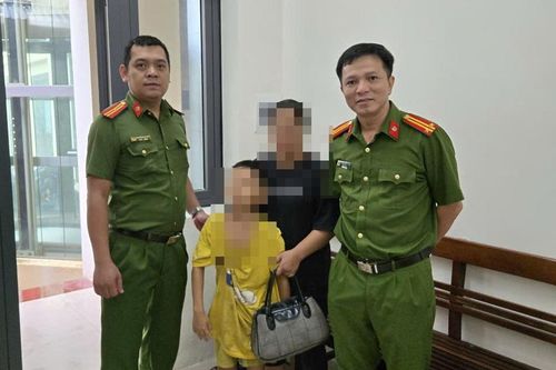 Công an phường Vĩnh Tuy giúp bé trai đi lạc về nhà an toàn
