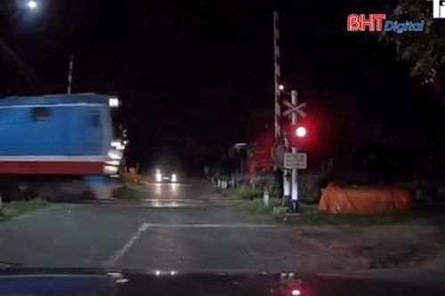 Barie tự động bất ngờ mở toang khi tàu hỏa đang lao tới
