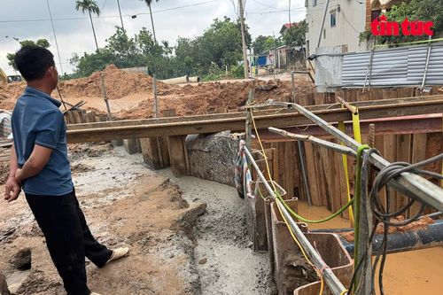 Hà Nội: Thi công kênh dẫn nước khiến đường bị sụt lún