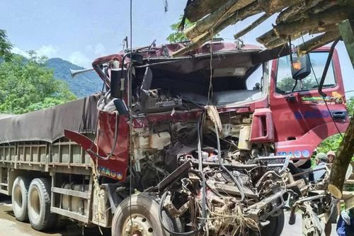 Xe container va chạm xe tải chở keo tràm, đầu xe biến dạng