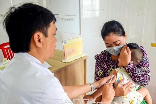 Quan tâm chăm sóc sức khỏe phụ nữ và trẻ em đồng bào dân tộc