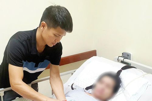 Chồng thức trắng đêm chườm khăn hạ sốt cho vợ hôn mê