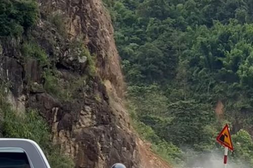 Hàng trăm mét khối đất đá bất ngờ sạt lở xuống Quốc lộ 4G, giao thông ùn tắc