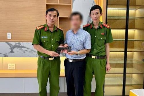 Giao nộp 'hàng nóng'