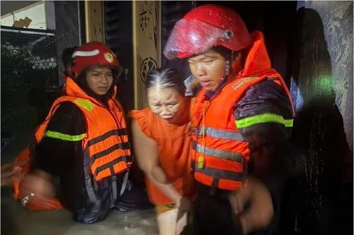 Cảnh sát giải cứu kịp thời nhiều người bị 'cô lập' do nước ngập sâu tại Đồng Nai