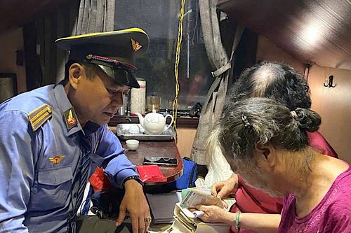 Niềm vui bất ngờ của cụ bà khi nhận lại tài sản bỏ quên trên chuyến tàu Bắc - Nam