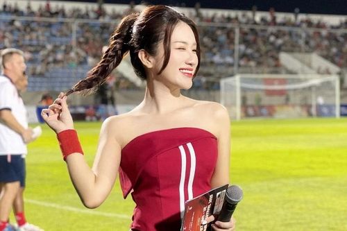 Nhan sắc đời thường của MC Linh Nắng khiến fan 'ngất ngây'
