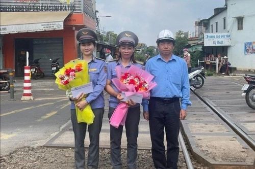 Khen thưởng 2 nữ nhân viên đường sắt kịp thời cứu người