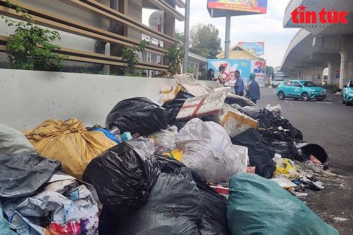 Rác thải chất đống bốc mùi hôi thối trước cổng nhà ga T3 Tân Sơn Nhất