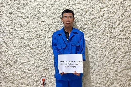 Tạm giữ hình sự đối tượng chống đối lực lượng Công an khi bị kiểm tra nồng độ cồn