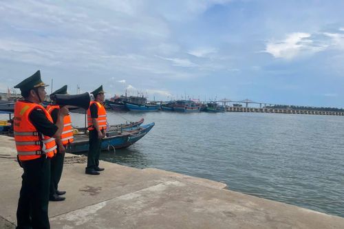 Bộ đội Biên phòng kêu gọi tàu thuyền vào bờ tránh trú bão số 5