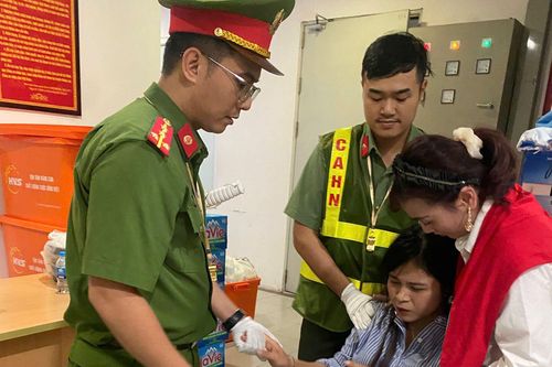 Công an phường Ngọc Hà tận tâm giúp dân giữa ngày hợp luyện sự kiện A80