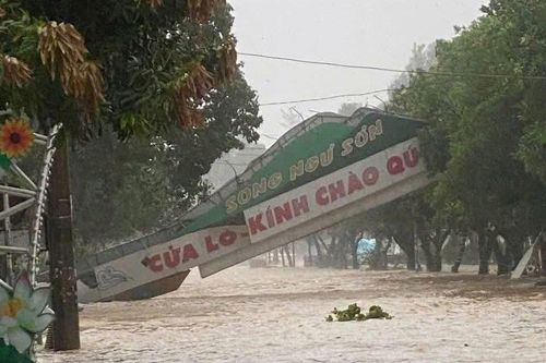 Bão số 5 quét vào Nghệ An, hàng loạt cây xanh gãy đổ, nhiều công trình hư hại