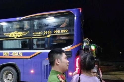 Nhanh chóng đưa cháu bé đi lạc giữa khuya về nhà an toàn