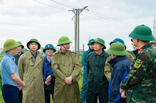 Đồng chí Phó Bí thư Tỉnh ủy, Chủ tịch Ủy ban MTTQ Việt Nam tỉnh Mai Văn Tuất kiểm tra công tác ứng phó với cơn bão số 5