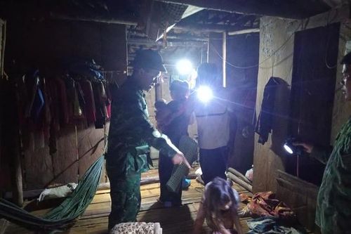 Quảng Trị di dời dân trong đêm, vận động người đi rừng trở về nhà trước khi bão đổ bộ