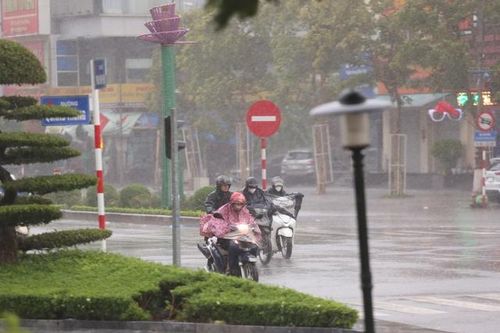 Nghệ An căng mình ứng phó bão số 5, phố xá vắng lặng từ sáng sớm