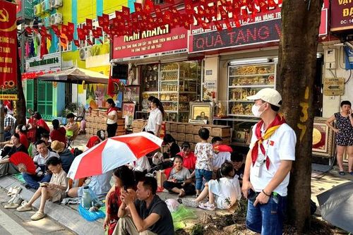 Người Hà Nội phát nước, bật quạt phục vụ người dân xem diễu binh: 'Tôi chỉ muốn đồng bào mình thật vui'