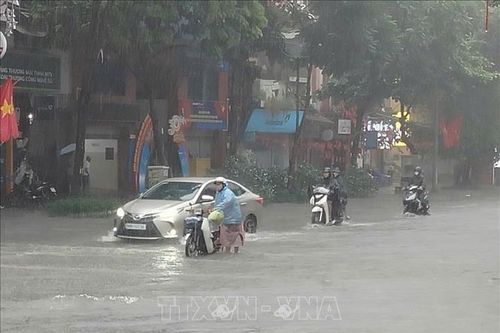 Mưa trắng trời, Hà Nội ngập khắp nơi