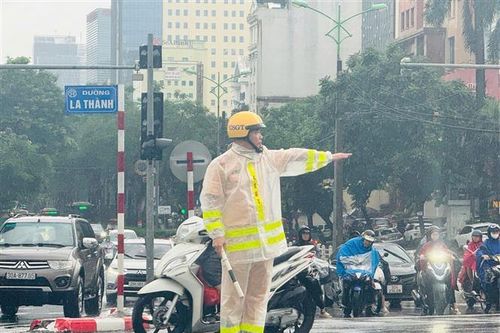 Nước ngập đã rút ở hầu hết các khu vực, người dân Thủ đô di chuyển khá thuận lợi