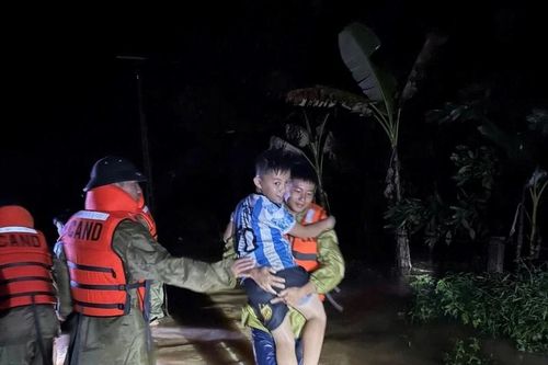 Xuyên đêm hỗ trợ di dời, sơ tán người dân đến nơi an toàn