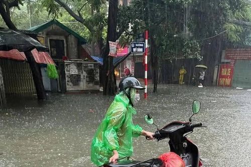 Khắp nơi ngập sâu, người Hà Nội nháo nhác lên mạng hỏi nhau đường đi làm