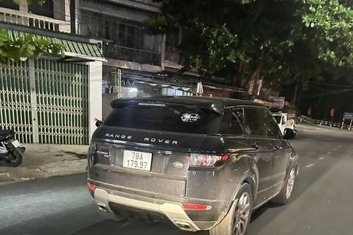 Range Rover tông 2 xe máy rồi lao vào trụ nhà dân ở Đắk Lắk