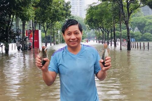 Hà Nội ngập sâu, người dân ra giữa đường đạp vịt, bắt cá