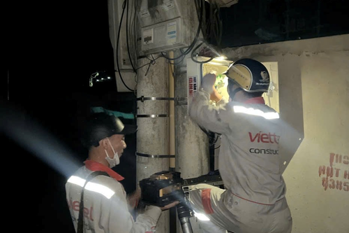 Hàng trăm nhân viên Viettel tới Nghệ An làm việc 24/24 giờ khôi phục mạng lưới sau bão số 5