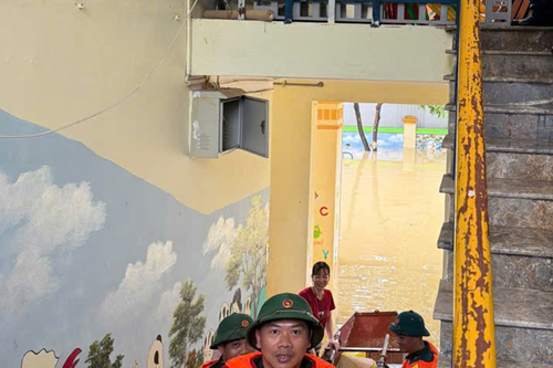Ban Chỉ huy Phòng thủ Khu vực 2-Tam Điệp khẩn trương giúp dân trong mưa lũ