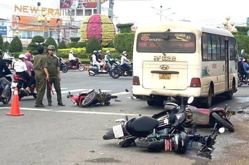 Nguyên nhân ô tô khách 29 chỗ tông loạt xe máy ở Đồng Nai
