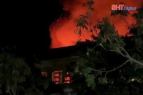 Đám cháy bất ngờ bùng lên trong đêm tại trường học