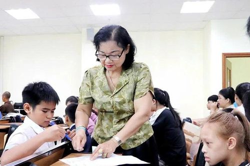 Người hết lòng vì 'người dưng'