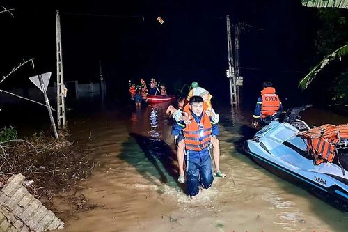 Lực lượng Công an Thanh Hóa 'xuyên đêm' hỗ trợ hộ đê và sơ tán dân đến khu vực an toàn