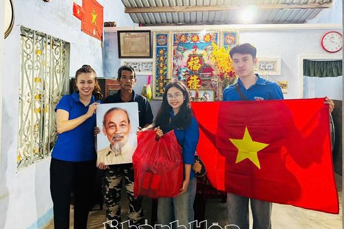 Đoàn phường Đông Hải thăm, tặng quà gia đình liệt sĩ, người có công với cách mạng
