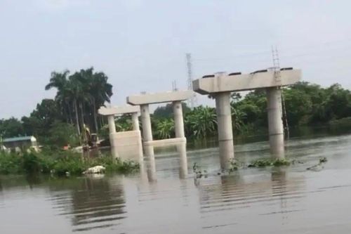 Phía Tây Hà Nội: Nước tràn bờ bao, nhiều tuyến đê gặp sự cố