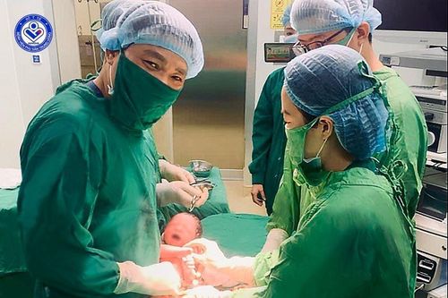 Bé gái chào đời từ phôi thai trữ đông hơn 1 thập kỷ