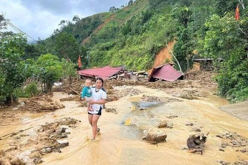 Lũ quét ập về bất ngờ, cả bản làng ở Thanh Hóa tháo chạy