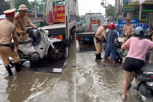 CSGT Hà Nội dùng xe chuyên dụng chở người dân qua đường ngập nước