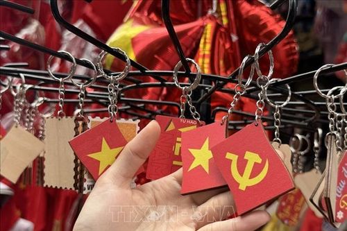 Thị trường quà tặng hút hàng trước Đại lễ kỷ niệm 80 năm Quốc khánh 2/9