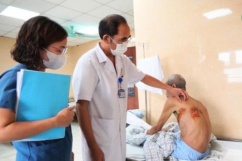 Người đàn ông nhập viện do tự làm điều này chữa zona thần kinh