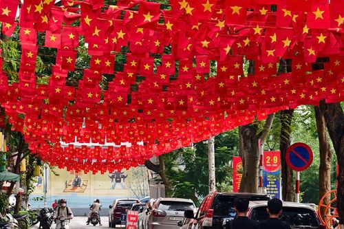 Biển cờ Tổ quốc tung bay 800 mét giữa lòng Thủ đô