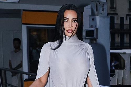 Kim Kardashian mặc đầm kỳ quặc