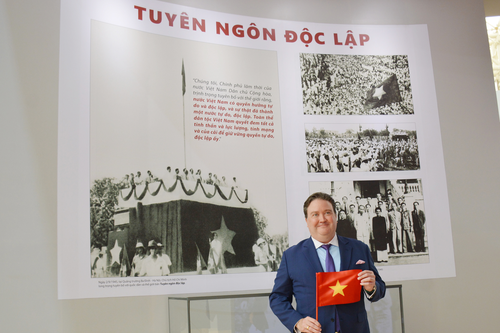 Quan hệ Việt – Mỹ qua góc nhìn của Đại sứ Marc Knapper tại Triển lãm thành tựu đất nước